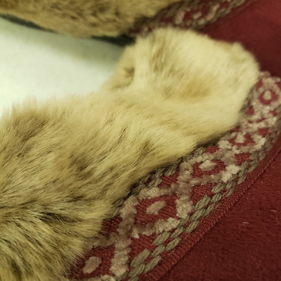 Isotoner ladies slippers. New with fur trim. Excellent condition. Size 9.5/10 - Picture 2 of 5